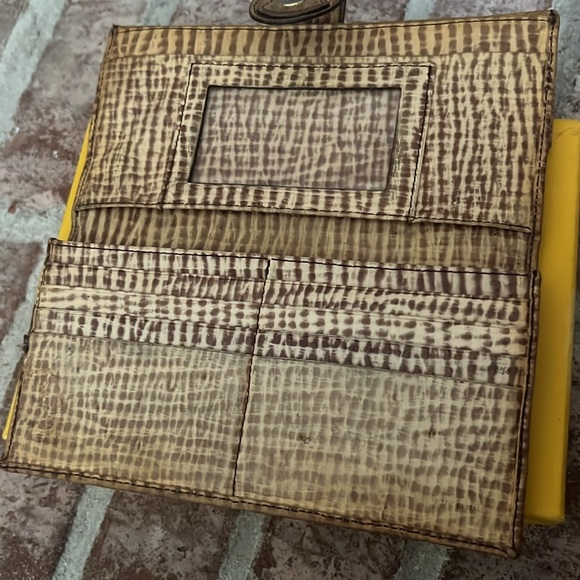 Fendi Black and Tan Logo Wallet - Picture 4 of 14